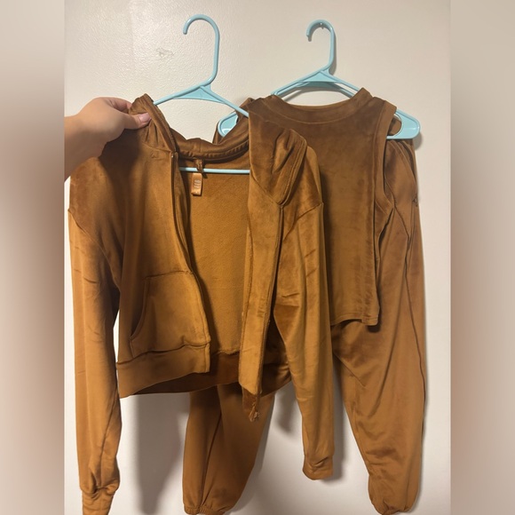 SKIMS Velour 3 Piece Matching Jogger Set - Picture 3 of 6